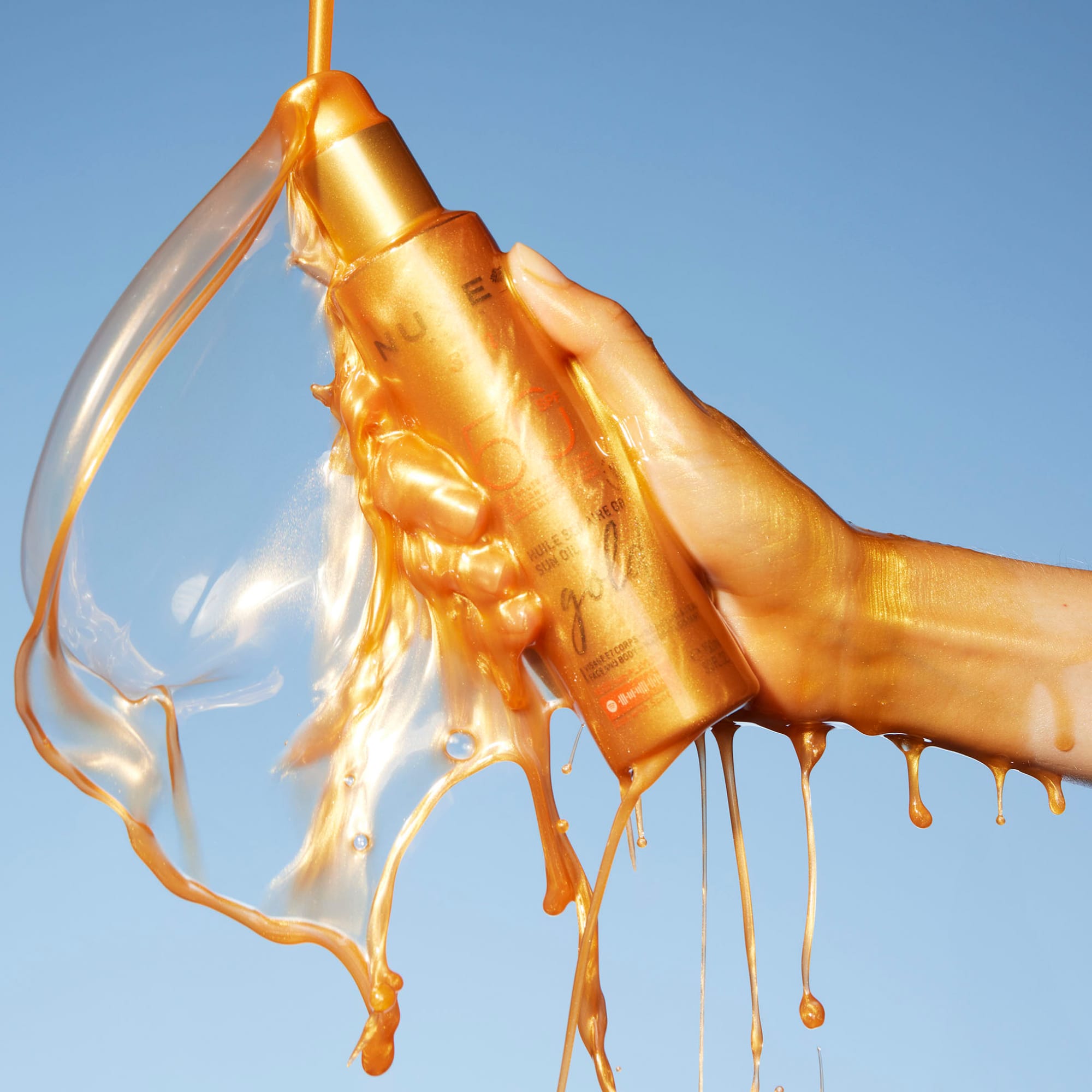 NUXE Sun Oil Gold Ιριδίζον Λάδι Μαυρίσματος για Πρόσωπο & Σώμα SPF50 150ml 2 (3) 3264680042003-VN067201_SUN-OIL-GOLD-SPF50_LIFESTYLE-TEXTURE_2000x2000